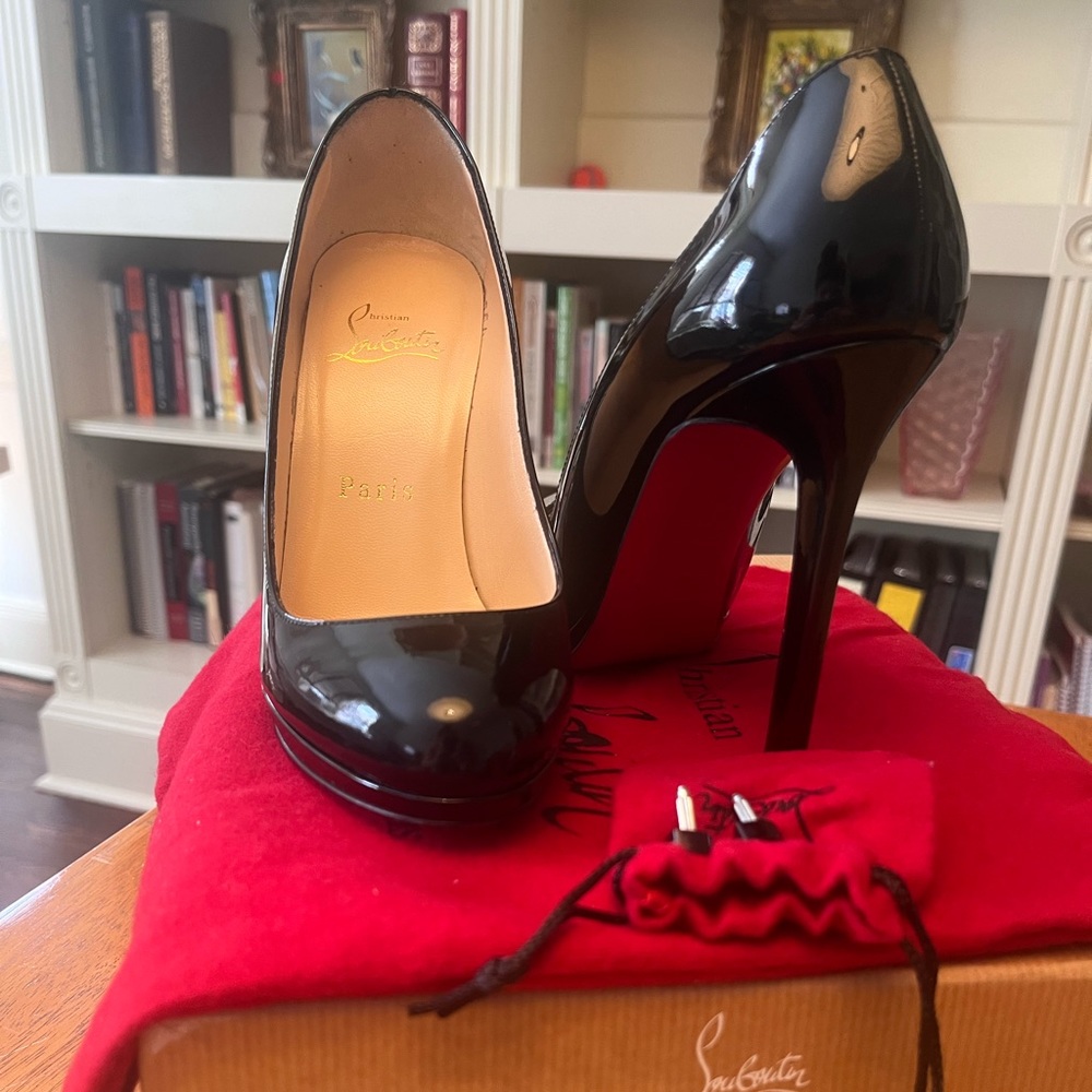 LOUBOUTIN SZ 5.5 Neofilo Patent Round-Toe Red Sole Pump, Black